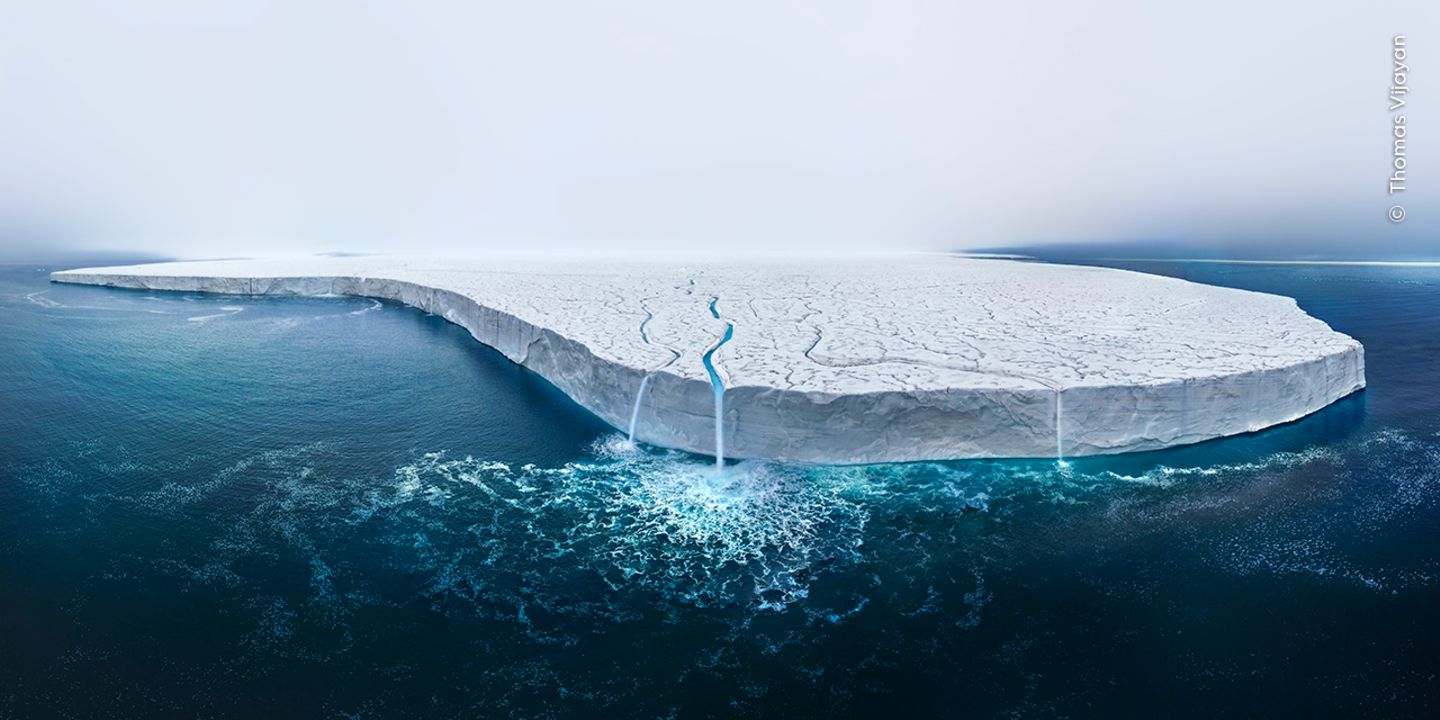 Sorgfältige Planung und günstige Wetterbedingungen waren die Voraussetzung für dieses eindrucksvolle Panorama der Eiskappe von Austfonna in Spitzbergen im Sommer. Das Bild ist zusammengesetzt aus 26 Einzelbildern.