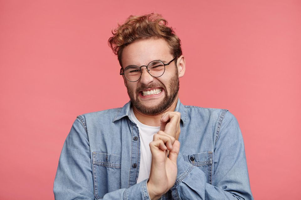 Ein Porträt eines Mannes, der einen angeekelten Gesichtsausdruck zeigt 1.5004