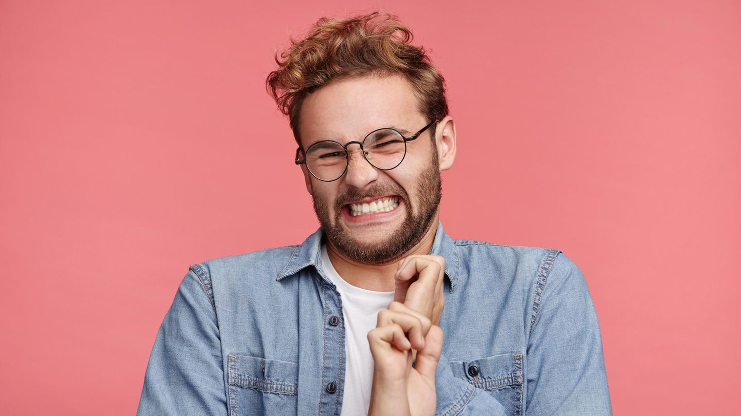 Ein Porträt eines Mannes, der einen angeekelten Gesichtsausdruck zeigt