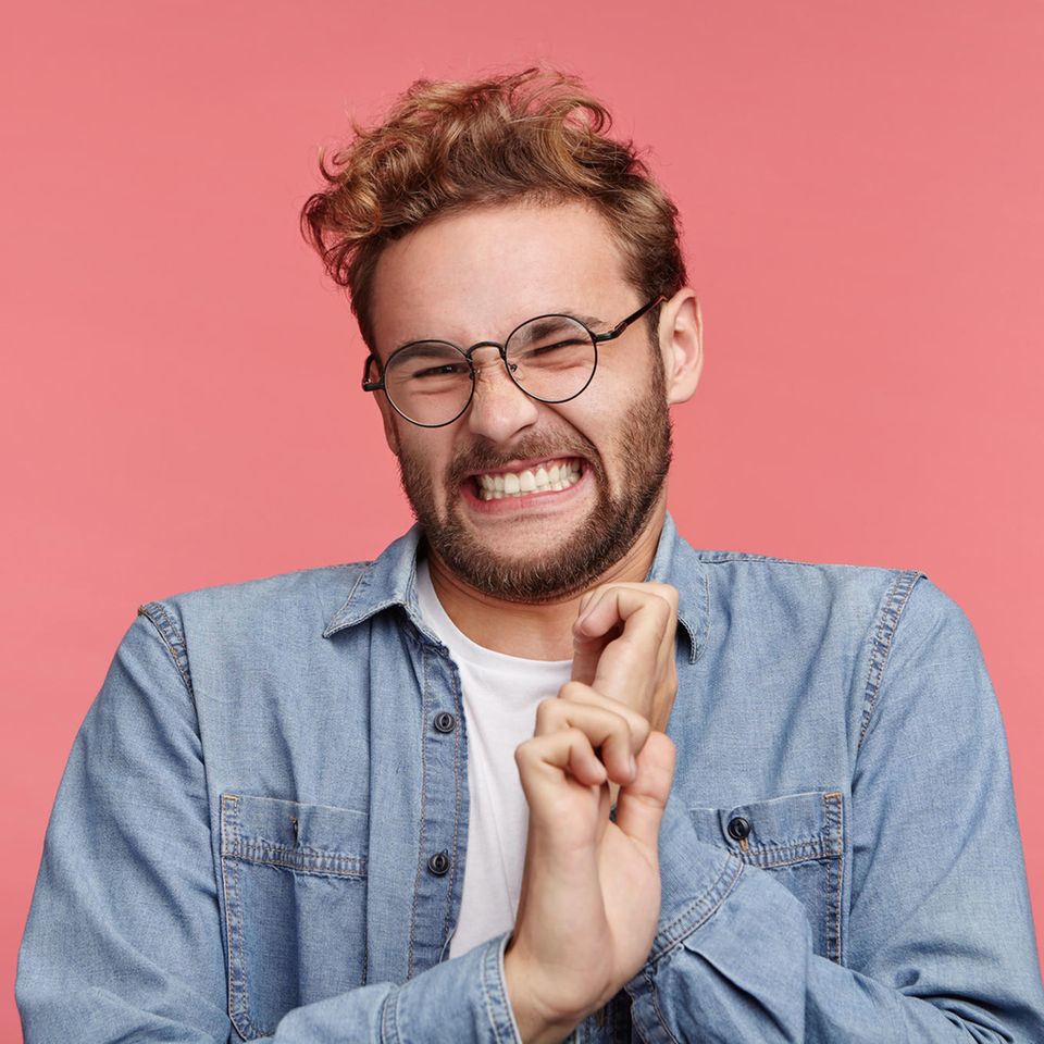 Ein Porträt eines Mannes, der einen angeekelten Gesichtsausdruck zeigt