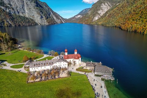 Luftaufnahme des Königssees mit Wallfahrtskirche Sankt Bartholomäus und Watzmann