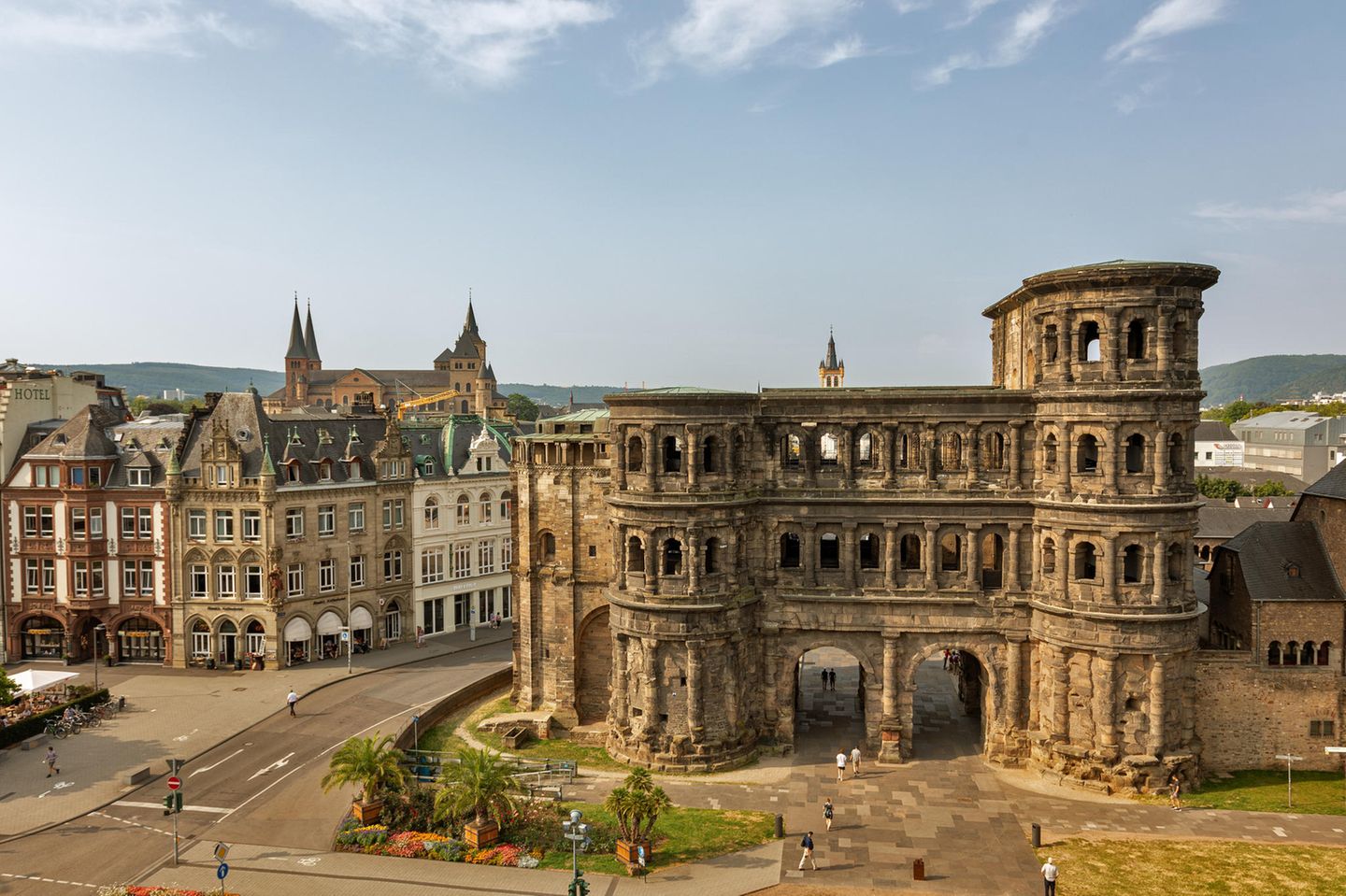 Älteste Stadt: Trier Porta Nigra in Trier zur blauen Stunde