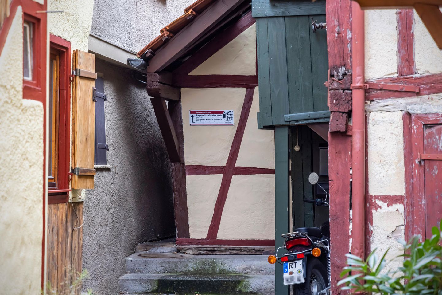Engste Straße: Spreuerhofstraße in Reutlingen Engste Strafle der Welt. Die Spreuerhofstrasse in Reutlingen ist nur 31 Zentimeter breit. // 03.08.2021: Deutschland, Baden-W¸rttemberg, Reutlingen. *** Narrowest street in the world Spreuerhofstrasse in Reutlingen is only 31 centimetres wide 03 08 2021 Germany, Baden W¸rttemberg, Reutlingen