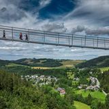 Skywalk in Willingen. *** NUR FUeR REDAKTIONELLE ZWECKE *** EDITORIAL USE ONLY ***<p>Der neue Skywalk am Freitag den 30. Juni 2023 in Willingen. Erste Eindruecke von der Schwebebruecke neben der Ski-Sprungschanze. Deutschland NRW Willingen Copyright: RalfxRottmann **