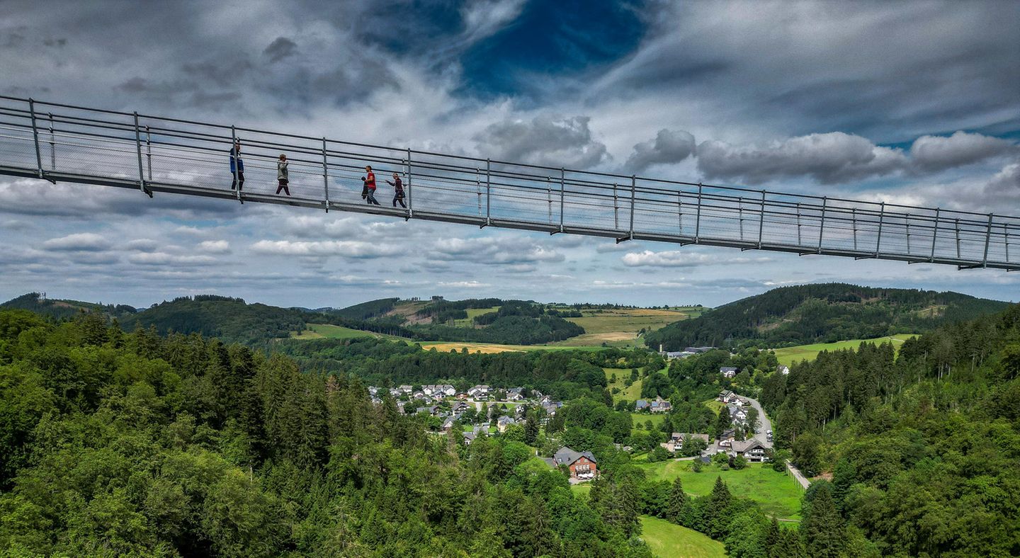 Längste Hängeseilbrücke: Skywalk Willingen Skywalk in Willingen. *** NUR FUeR REDAKTIONELLE ZWECKE *** EDITORIAL USE ONLY ***<p>Der neue Skywalk am Freitag den 30. Juni 2023 in Willingen. Erste Eindruecke von der Schwebebruecke neben der Ski-Sprungschanze. Deutschland NRW Willingen Copyright: RalfxRottmann **