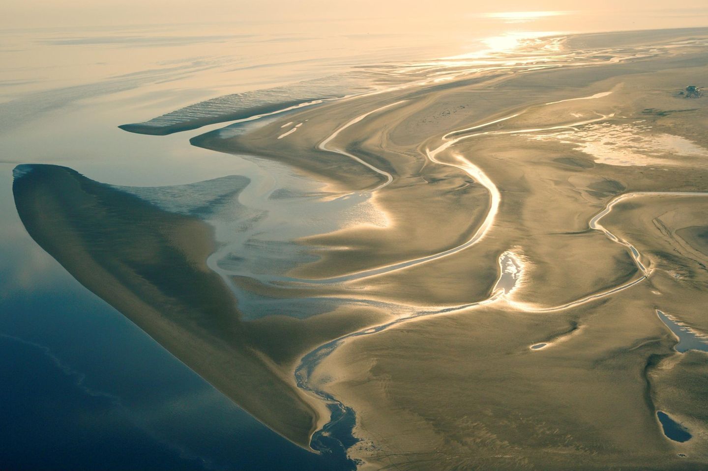 Größter Nationalpark: Schleswig-Holsteinisches Wattenmeer Deutschland, Schleswig-Holstein, Luftaufnahme Wattenmeer, Ebbe, Watt, Gezeiten, Landschaft, natur, Europa, 2005; QF; Germany, Schleswig-Holstein,\u000A\u000ANorth-Sea, low tide, \u000AAerial, starting St.Peter-Ording,\u000A\u000ADeutschland,Schleswig-Holstein,\u000ANordsee, Watt, Flug von\u000ASt.Peter-Ording, Nordfriesland,\u000A20.06.2005\u000A\u000A(Bildtechnik: sRGB, \u000A48.56 MByte vorhanden)