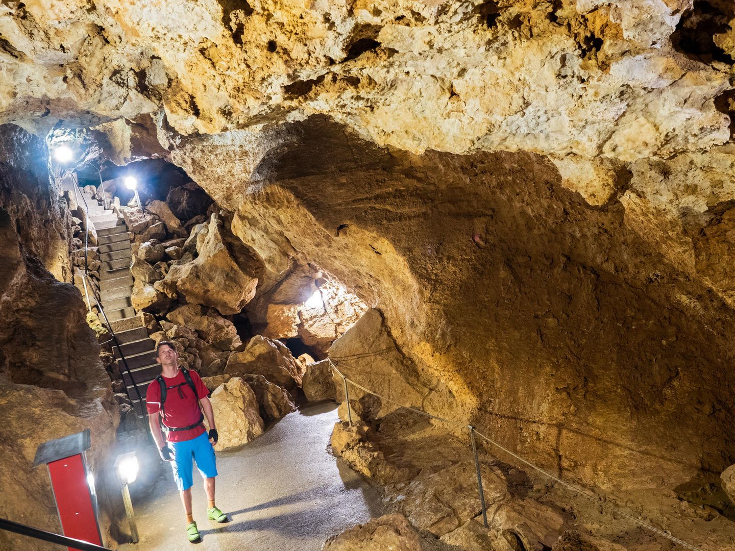 Tiefste begehbare Schauhöhle: Laichinger Tiefenhöhle Europa, Deutschland, Baden-Wuerttemberg, Wuerttemberg, Schwaben, Schwaebische Alb, Albtaeler-Radweg, Laichingen, Laichinger Tiefenhoehle\u000AEngl.: Europe, Germany, Baden-Wuerttemberg, Swabia, Swabian Alb, Cave of Laichingen