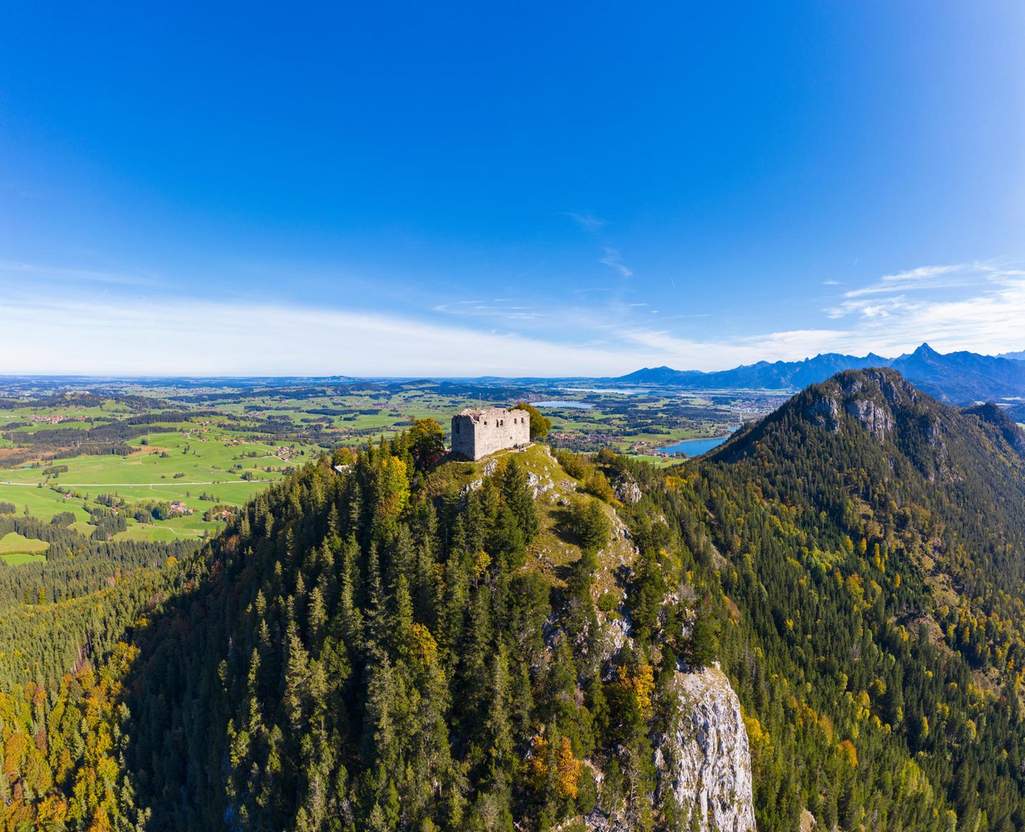 Höchstgelegene Burg: Burg Falkenstein Germany, Bavaria, Pfronten, Aerial view of ruins of Falkenstein Castle standing on top of forested Falkenstein mountain