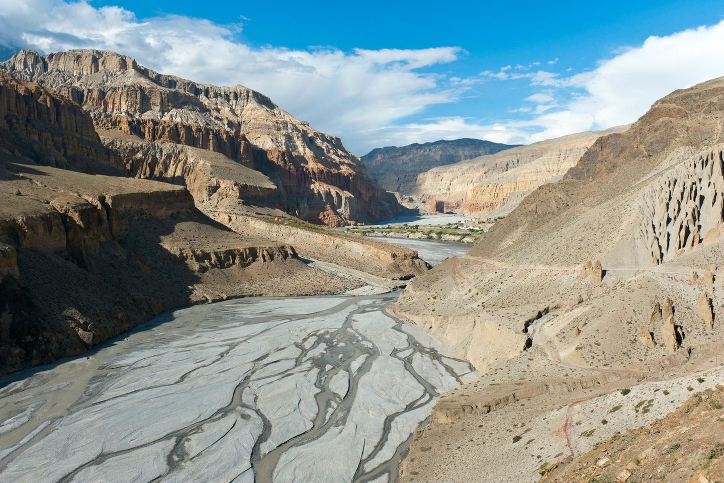 Fluss, der durch die Schluchten von Kali Gadaki fließt