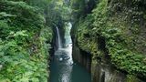 Menschen im Kajak rudern zwischen den Schluchten von Takachiho