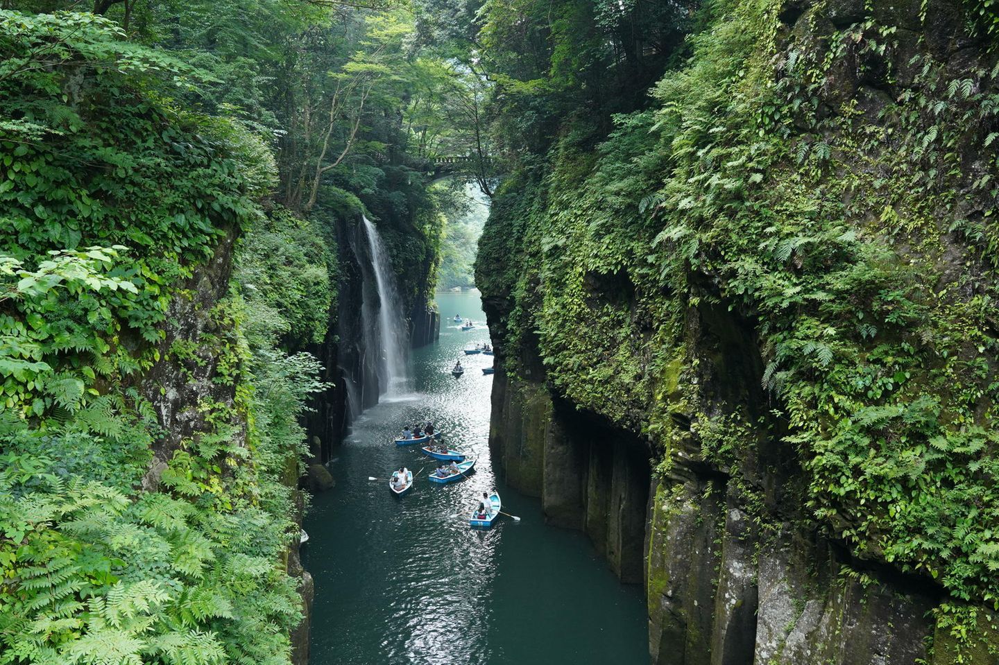 Menschen im Kajak rudern zwischen den Schluchten von Takachiho