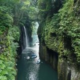 Menschen im Kajak rudern zwischen den Schluchten von Takachiho