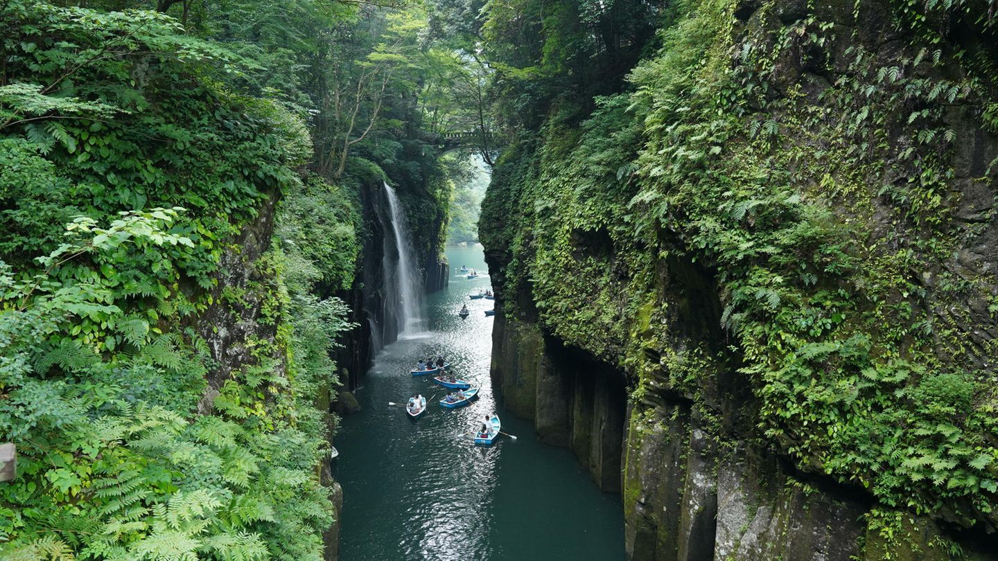 Takachiho-Schlucht, Japan Menschen im Kajak rudern zwischen den Schluchten von Takachiho