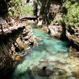 Der Fluss Radovna fließt im Winter durch die Schlucht Blejski Vintgar, Slowenien