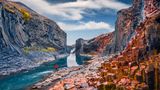 ein Mann vor der malerischen Aussicht auf Stuðlagil Canyon, Island