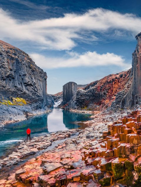 ein Mann vor der malerischen Aussicht auf Stuðlagil Canyon, Island