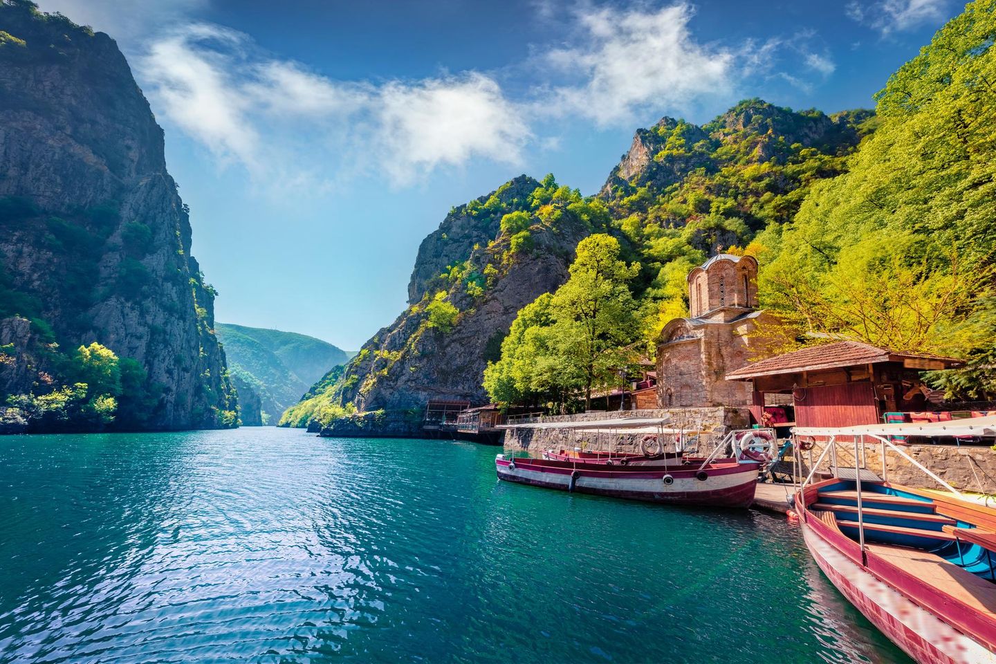 Boote auf dem See der Matka-Schlucht, Nordmazedonien