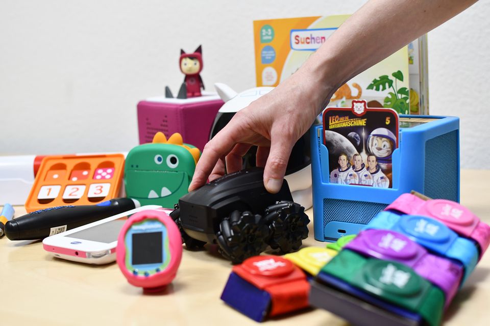 Spielzeuge werden immer schlauer: Smart Toys interagieren mit Kindern, können sprechen, singen, zuhören. Aber dabei erfahren sie viel über das Verhalten von Kindern – und speichern und übermitteln diese Daten an die Unternehmen