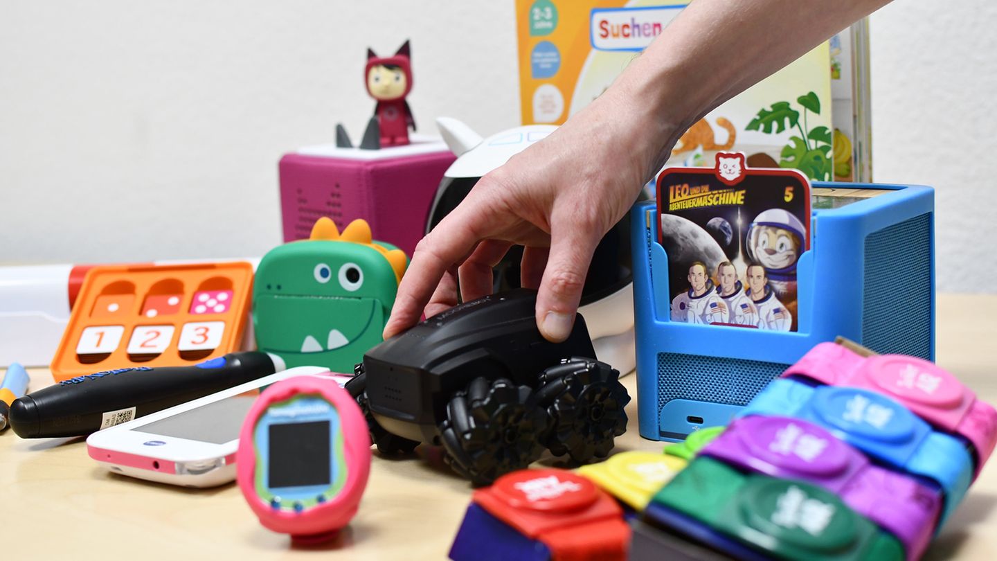 Spielzeuge werden immer schlauer: Smart Toys interagieren mit Kindern, können sprechen, singen, zuhören. Aber dabei erfahren sie viel über das Verhalten von Kindern – und speichern und übermitteln diese Daten an die Unternehmen