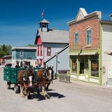 Menschen, die Pferde als Transportmittel nutzen