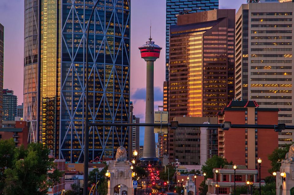 Calgary Tower inmitten von Gebäuden 1.5004