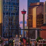 Calgary Tower inmitten von Gebäuden