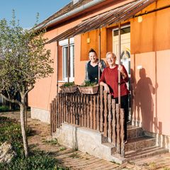 Familie Schönauer vor ihrem Haus in Zalakomar