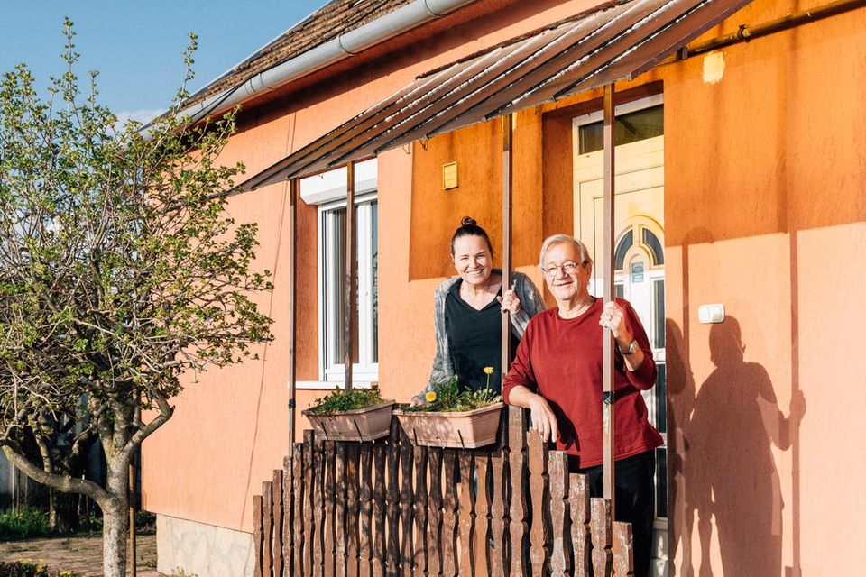 Familie Schönauer vor ihrem Haus in Zalakomar