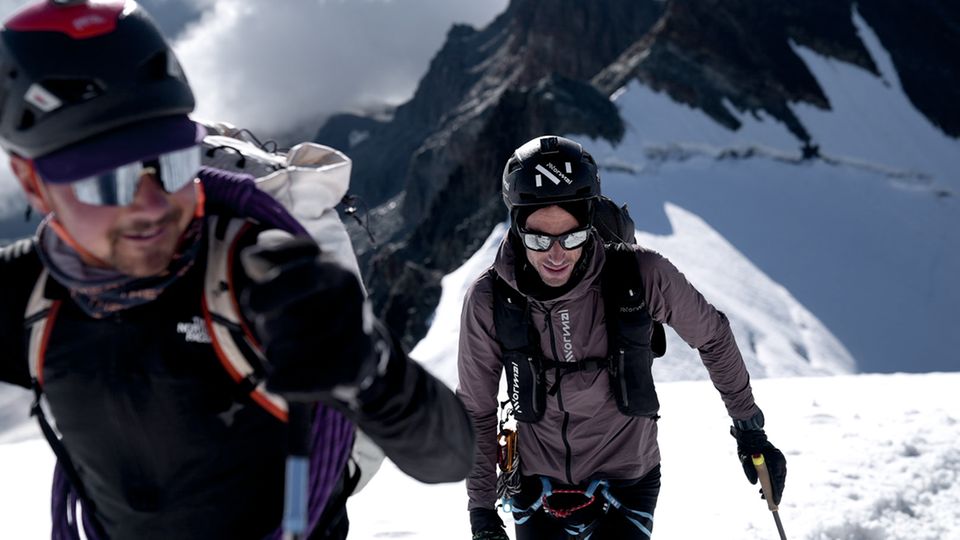 Kilian Jornet steigt im Wallis Schneehang hinauf