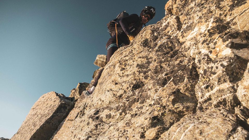 Trailrunner Kilian Jornet beim Klettern