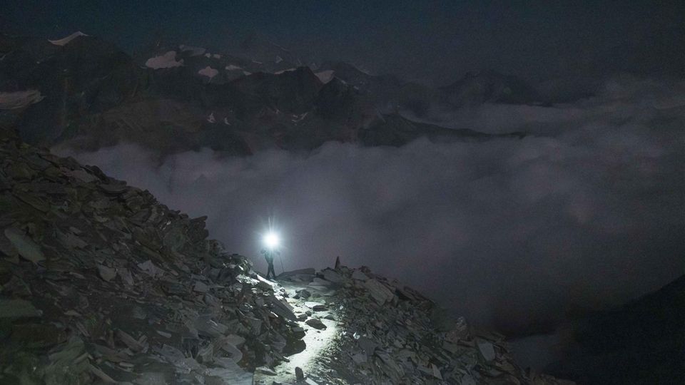 Trailrunner Kilian Jornet läuft bei Nacht