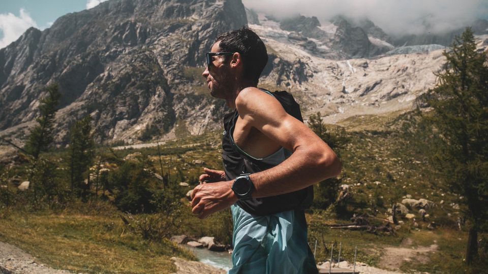 Kilian Jornet rennt in der Sonne im Val Ferret