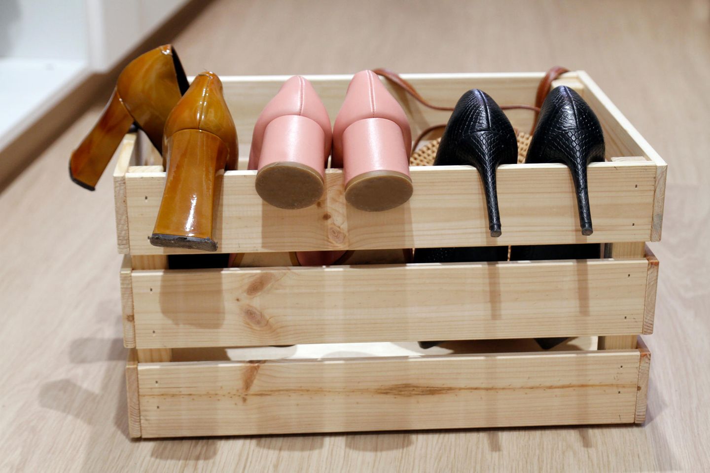 Nachhaltiger Eingangsbereich: Kreative Lösungen für einen grünen Empfang Schuhe in einer Holzkiste