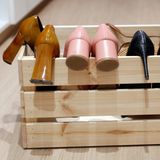 Schuhe in einer Holzkiste