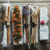 Serviettenumschlag mit Blumen und Gewürzen