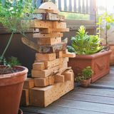 Kleine Holzblöcke übereinander im Garten