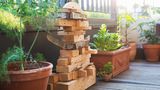 Kleine Holzblöcke übereinander im Garten