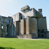 Kirche aus alten Steinplatten mir Fenstern