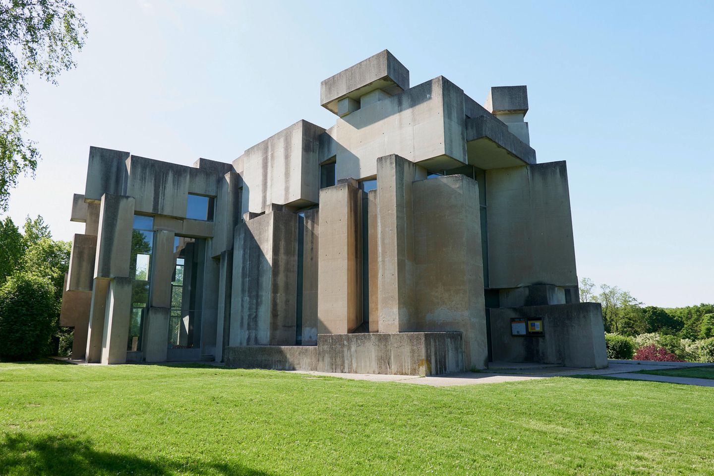 Wilder Steinhaufen oder modernes Stonehenge? Die Wotrubakirche Kirche aus alten Steinplatten mir Fenstern