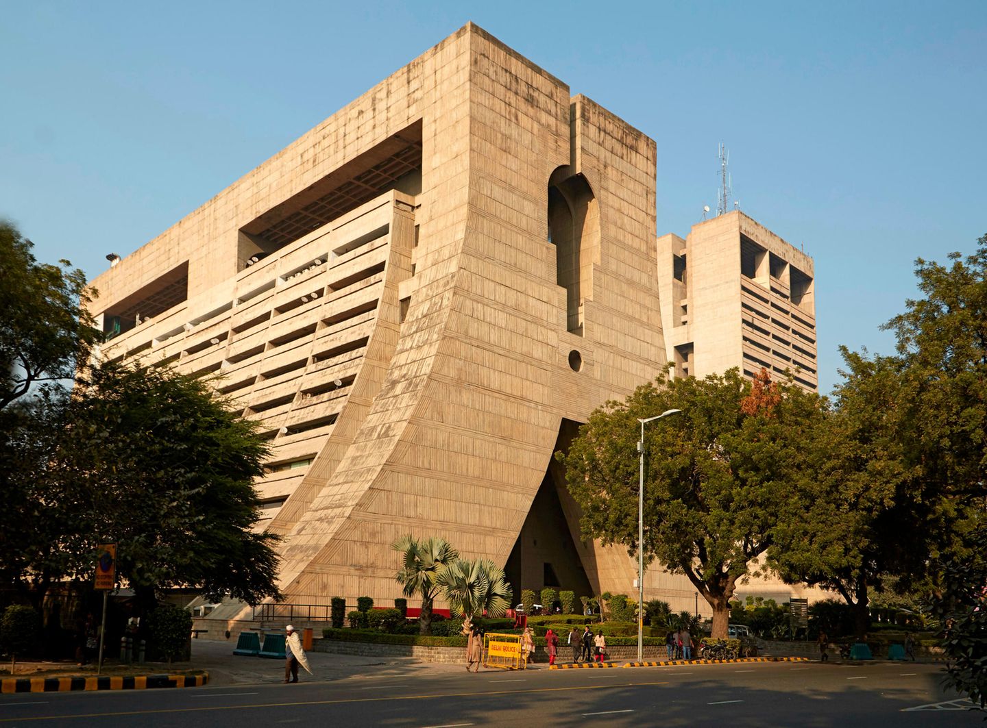Völlig verschachtelt: Palika Kendra Aussenansicht des Palika Kendra, ein 21-stöckiges Gebäude in Neu-Delhi