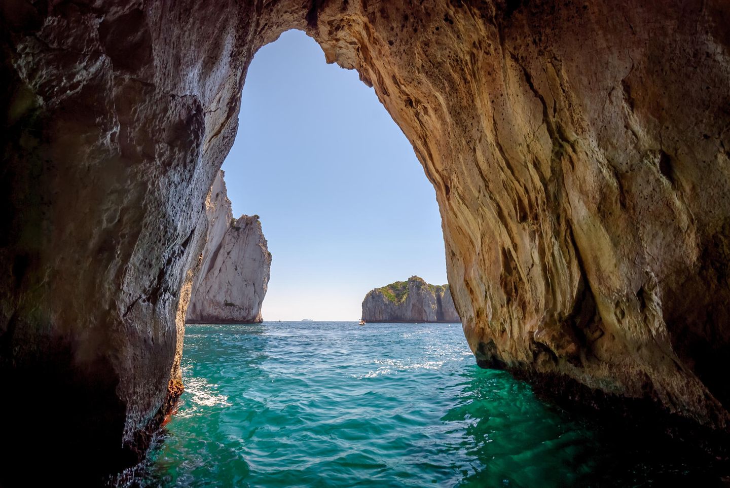 Ein Blick aus dem Inneren der Grotte von Capri