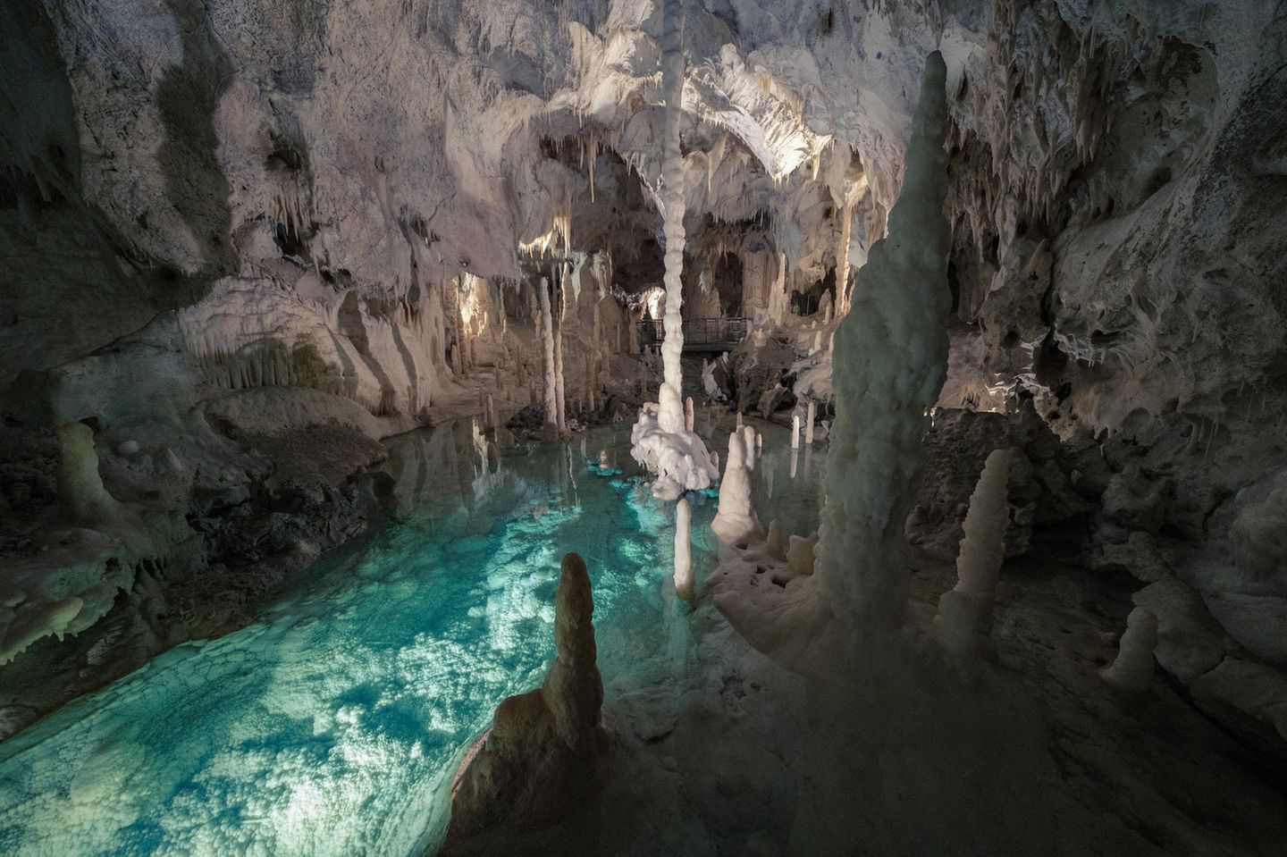 Frasassi: Höhlenwelt und Tropfsteinlabyrinth Innenansicht der Grotte Frasassi mit klarem Wasser