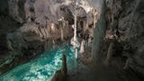 Innenansicht der Grotte Frasassi mit klarem Wasser