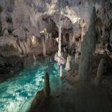 Innenansicht der Grotte Frasassi mit klarem Wasser