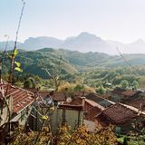 ein Blick von oben auf die Häuser der Gebirgswelt Garfagnana