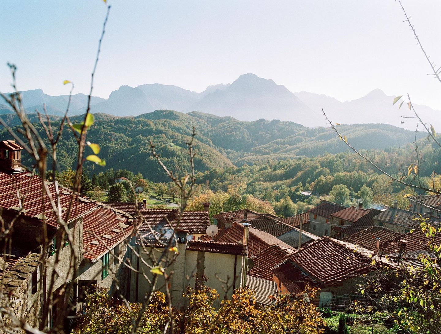 ein Blick von oben auf die Häuser der Gebirgswelt Garfagnana
