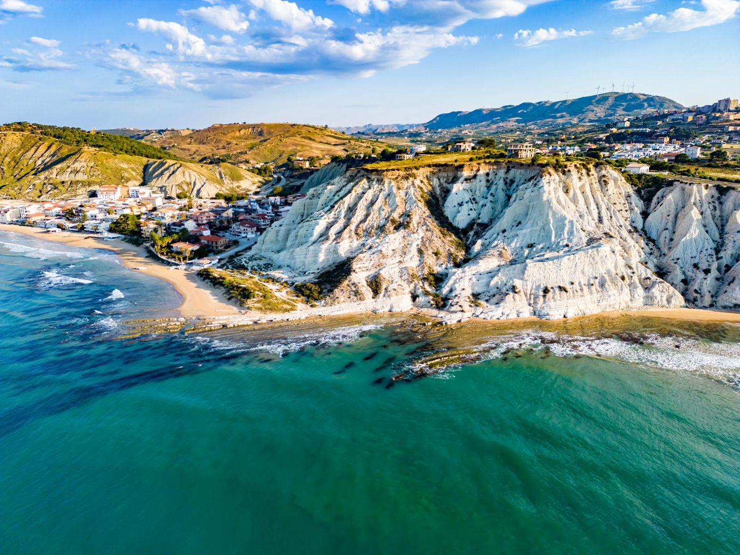 ein Blick auf das Meer und die Berge Scala dei Turchi