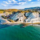 ein Blick auf das Meer und die Berge Scala dei Turchi