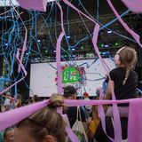 Tanzen bis die Luftschlangen fliegen: Gemeinsam mit dem Kinderhilfswerk UNICEF und der Deutschen Bahn haben wir die Parkbühne Wuhlheide in eine Partyzone verwandelt – und mit allen gemeinsam eure Kinderrechte gefeiert.        