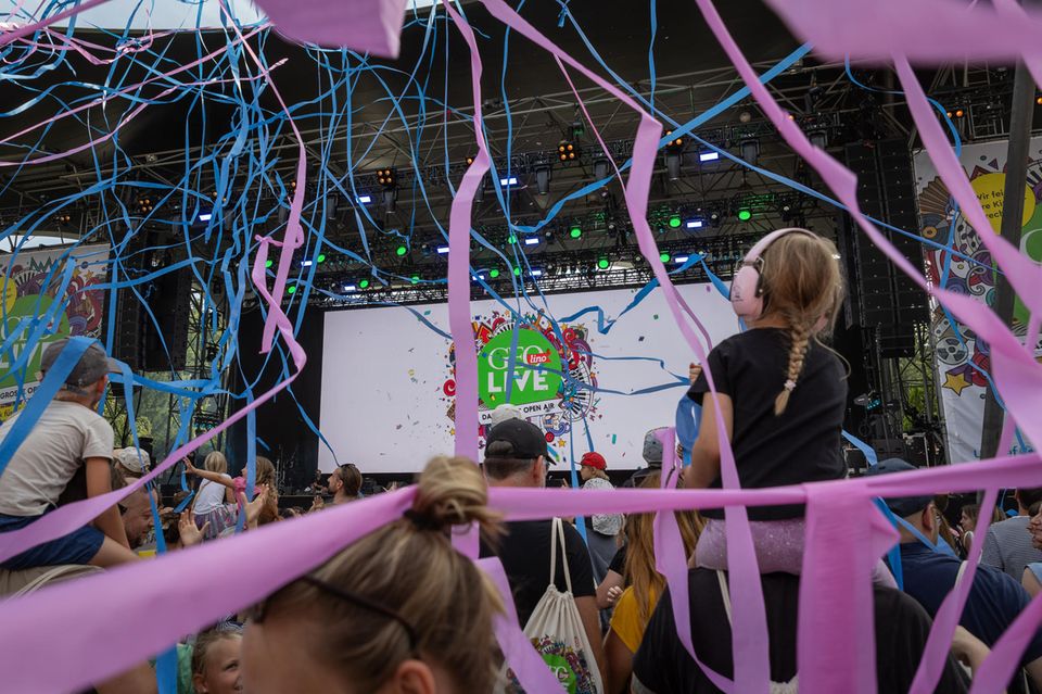 Tanzen bis die Luftschlangen fliegen: Gemeinsam mit dem Kinderhilfswerk UNICEF und der Deutschen Bahn haben wir die Parkbühne Wuhlheide in eine Partyzone verwandelt – und mit allen gemeinsam eure Kinderrechte gefeiert.        